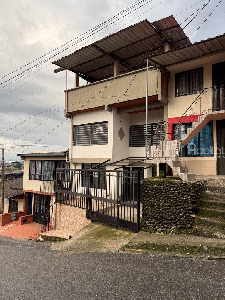 EN VENTA CASA BIFAMILIAR BARRIO SAN JOSE