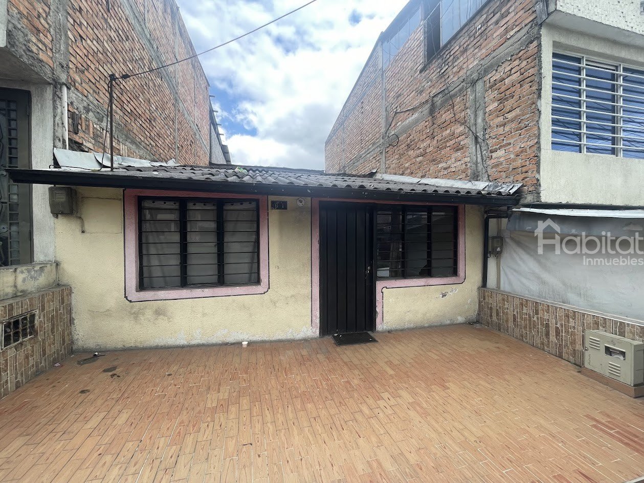 CASA DE UN SOLO PISO PARA REMODELAR EN LOMAS DE GRANADA – COMERCIAL