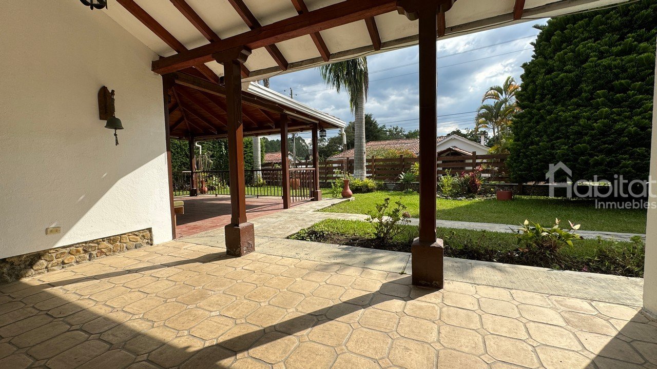 CASA CAMPESTRE EN ATARDECERES DE LA PRADERA