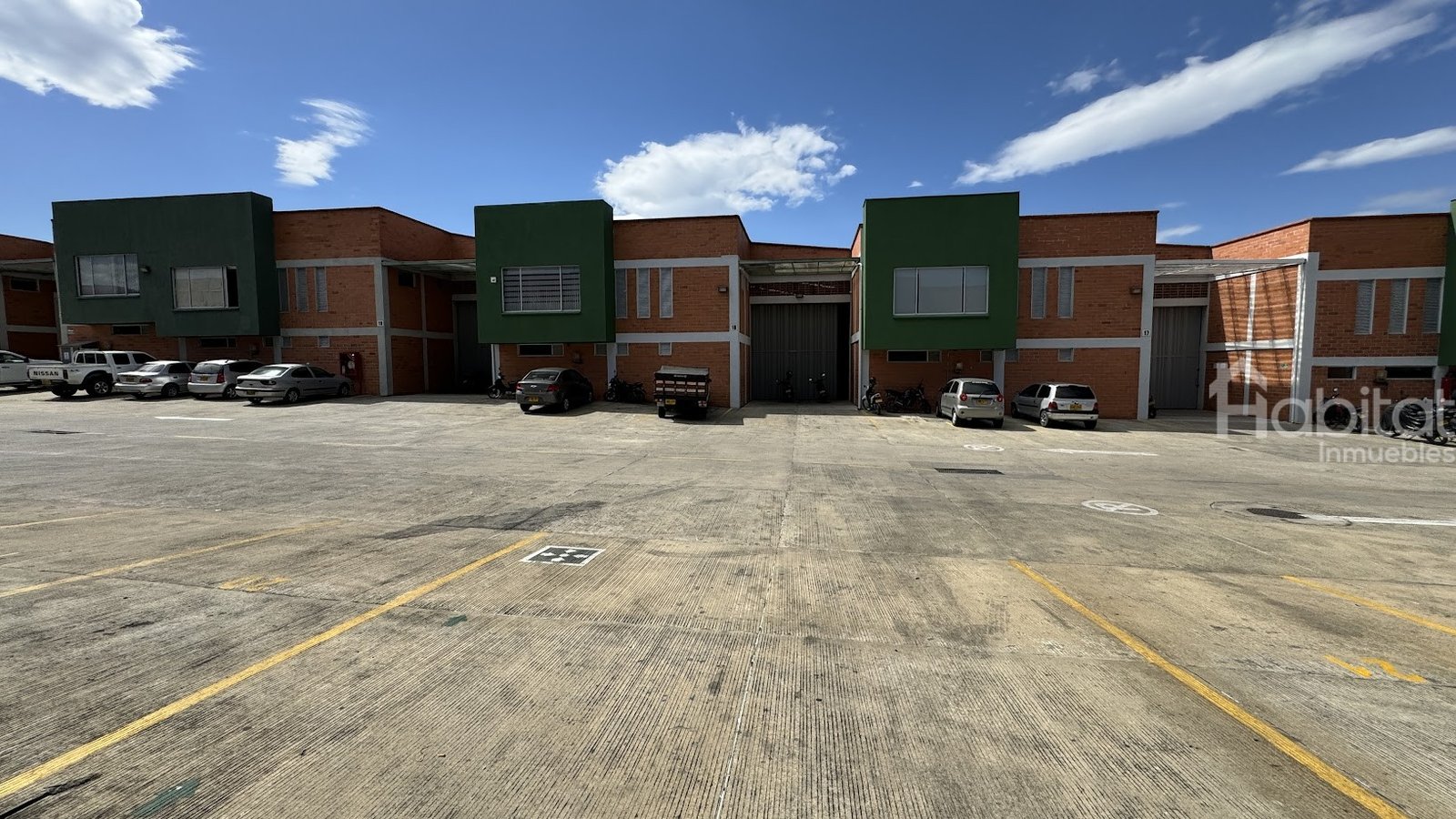 BODEGA EN EL PARQUE COMERCIAL LOS PINOS