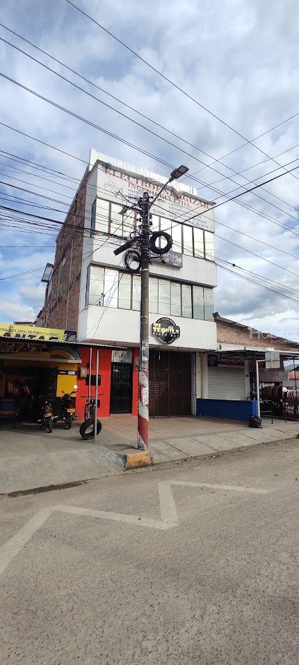 SE ARRIENDA EDIFICIO POR LA GLORIETA DE LA CHIRIMIA