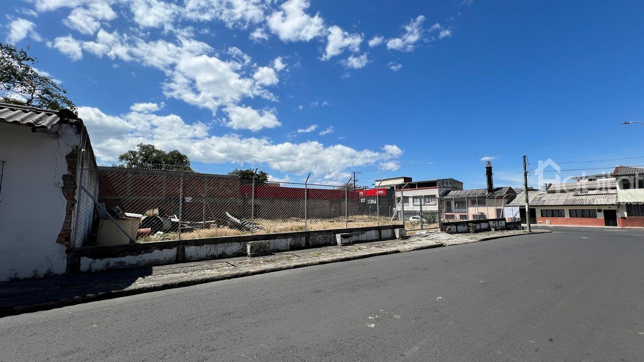 LOTE ESQUINERO EN SANTA CLARA