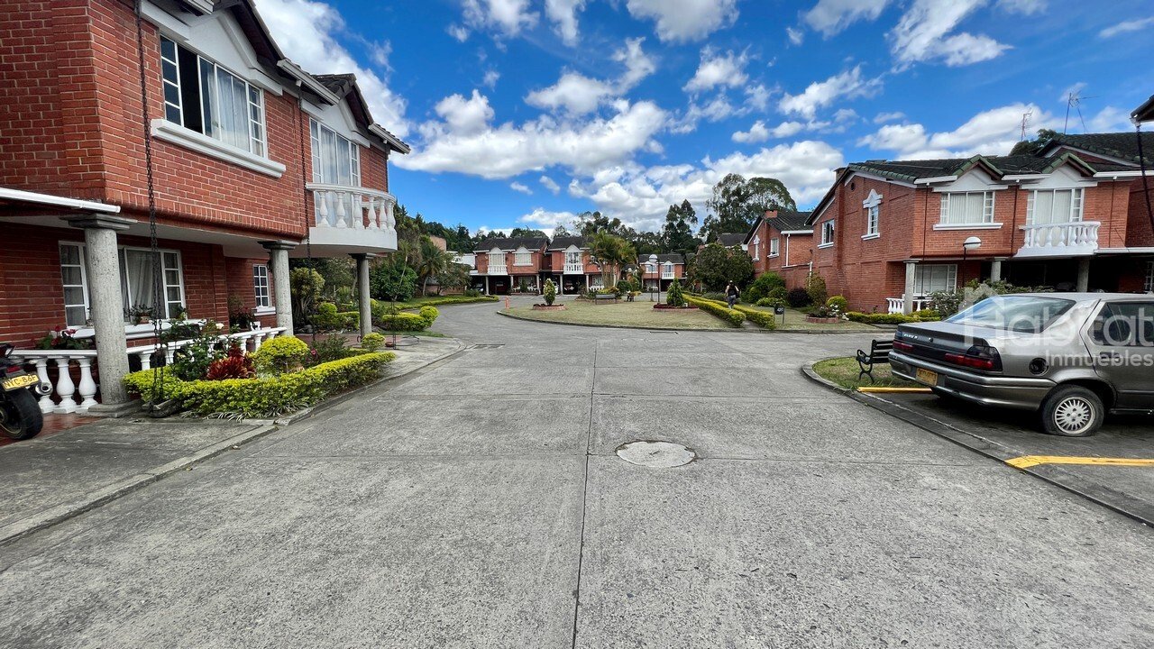 CASA ESQUINERA EN EL POBLADO DE SAN ESTEBAN