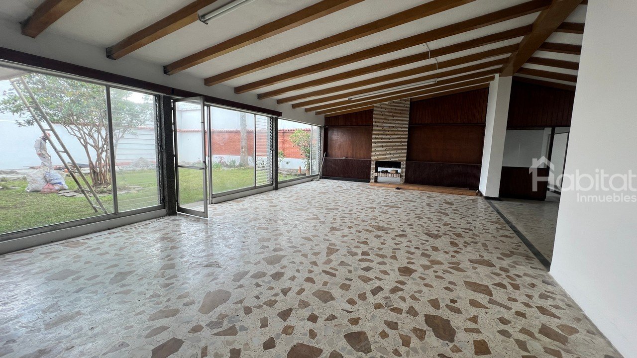 CASA SOBRE LA AUTOPISTA NORTE